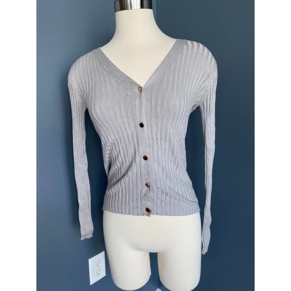 Gray ribbed sweater with gold buttons